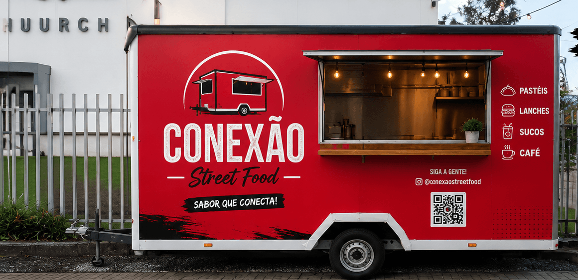 Trailer vermelho da Conexão Street Food, com janela lateral de atendimento e iluminação quente